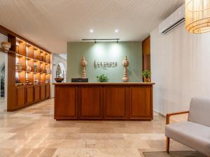 a lobby with a reception desk in a building at New Hotel Serenata Santa Lucia Mérida in Mérida