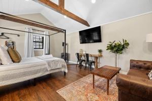 Llit o llits en una habitació de Spearfish Cottages
