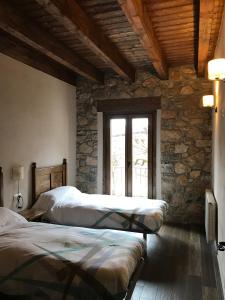 A bed or beds in a room at Cal Remolins