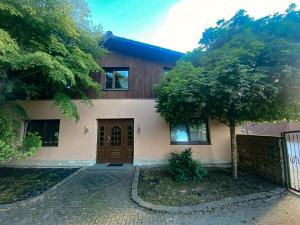 a house with a tree in front of it at Amselhof Kördorf in Kördorf