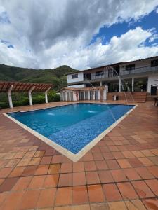 a swimming pool in the middle of a courtyard at Finca Hotel Villa Alba in San Jerónimo
