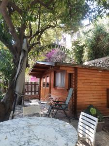 a patio with a table and chairs and a house at Chalet au centre de Nice in Nice