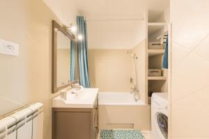a small bathroom with a sink and a shower at Appartement Les Elfes in Le Pradet