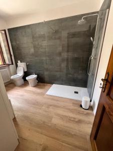 a bathroom with two toilets and a shower at A lì dai Nûtis in Venzone