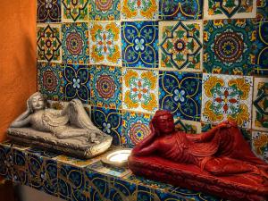two statues sitting on a counter in a bathroom at Hotel Boutique Finca La Niebla in Coatepec