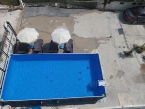 an overhead view of a pool with chairs and umbrellas at Stan Milacic in Sutomore