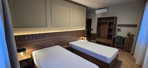 a small room with two beds and a desk at Drei Schweizer Hotel in Neuwied