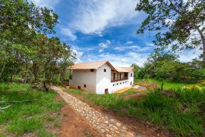 a house in the middle of a field at Casa de Teja Barichara in Barichara