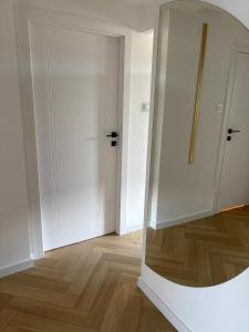 an empty room with a mirror and a door at Apartament Opoczno in Opoczno