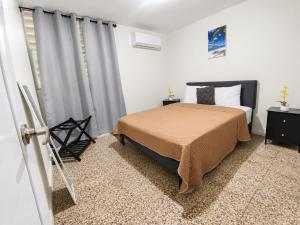 a bedroom with a bed and a window at Casita Velera in Lajas
