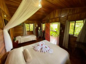 a bedroom with two beds in a room at Cabañas Los Laguitos Rio Celeste in El Achiote