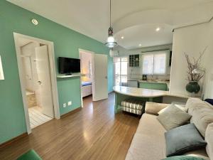 a living room with a couch and a kitchen at Flat Funchal JK Limpeza Diária, Internet 300mb in São Paulo
