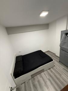 a bed in a room with a black mattress at Alojamiento confort in Vigo