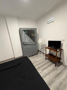 a room with a door with a desk and a laptop at Alojamiento confort in Vigo