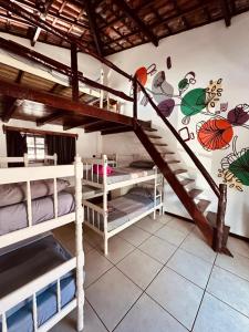ein Zimmer mit zwei Etagenbetten und einer Treppe in der Unterkunft Em Casa Hostel in Itacaré