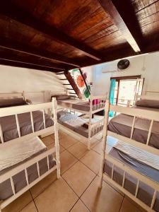 ein Zimmer mit mehreren Etagenbetten in einem Zimmer in der Unterkunft Em Casa Hostel in Itacaré + 20 Fotos