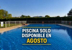 an empty swimming pool with the words pisaemia solico desiccible en at HOTEL Hospedería Monasterio de La Vid in La Vid y Barrios