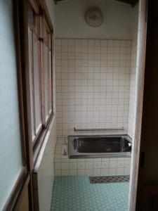 a bathroom with a sink and a tiled floor at 卌屋 shioya in Gujo +9 photos