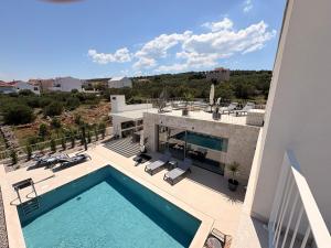 an image of a swimming pool on a house at Villa Oasis mit Meerblick in Supetar