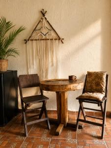 a table and two chairs in a room at Siete Mares in Guayabas