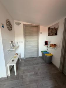 a hallway with a white table and a door at La Conchiglia 2.0 in Soverato Marina