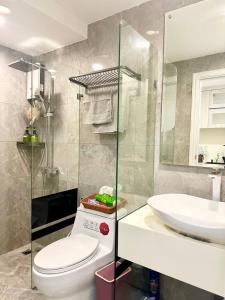 a bathroom with a toilet and a sink at Julia Koch Houde in Esslingen