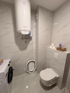 ein weißes Badezimmer mit Toilette und Waschbecken in der Unterkunft Apartment EDA in Bosanska Krupa