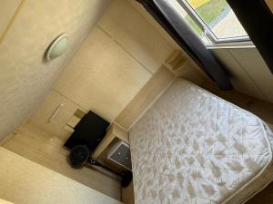 an overhead view of a bedroom with a bed and a window at Sweet Caravan - Hemsby in Hemsby