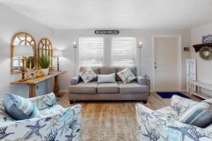 a living room with a couch and two chairs at Casa de Brayli in Cortez