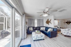 a living room with a blue couch and a table at Casa de Brayli in Cortez
