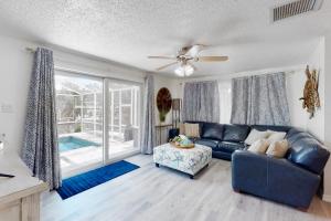 a living room with a blue couch and a large window at Casa de Brayli in Cortez