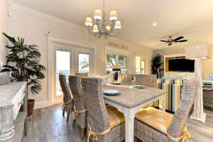a dining room with a table and chairs at Wine Down in Ilexhurst +27 photos