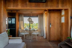 a dining room with a table and chairs in a house at Aqua de Mar Condo Hotel in Icaraí