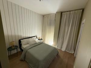 a small bedroom with a bed and a window at Studio Praia & Sol De Verão in Vila do Conde