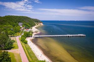 an aerial view of a beach with a pier at Rooms Gdynia Orłowo in Gdynia