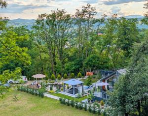 an overhead view of a garden with tables and umbrellas at Chalet Terra Transfăgărășan in Cerbureni