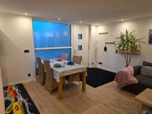 a living room with a table and a couch at Kleines Apartement in Rednitzhembach