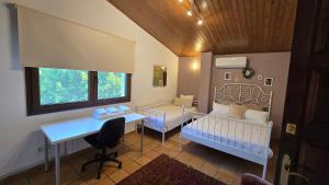 ein kleines Zimmer mit einem Bett und einem Schreibtisch in der Unterkunft Can Rossa in Palol de Oñar