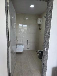 a bathroom with a shower and a sink and a toilet at Kohli Farms in Gof