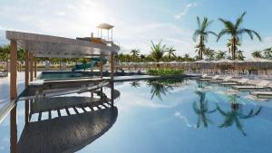a pool at a resort with chairs and palm trees at Beach GAV Resorts - Salinópolis - Pará - 01 a 08 de Dezembro ou 11 a 18 de Maio 2027 - Escolha sua data in Salinópolis