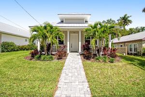 a house with palm trees in the yard at Friendly City Fun in Bradenton