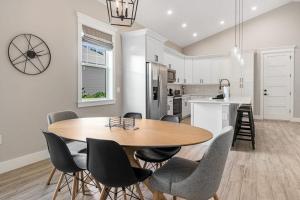 a kitchen and dining room with a wooden table and chairs at Friendly City Fun in Bradenton