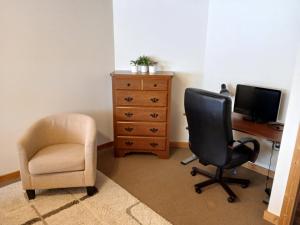 an office with a chair and a desk with a computer at Back Bay Getaway in Hayward