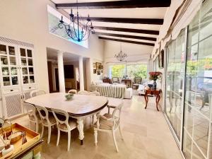 a dining room with a table and chairs at Olmo tree in Vista Hermosa