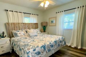 a bedroom with a bed and a ceiling fan at Nautical Nook at Bayview Inn in Bradenton Beach +6 photos
