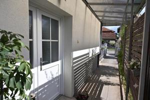 an entrance to a house with a white door at Modex ROOMS in Paraćin