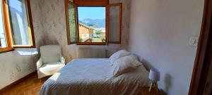 a small bedroom with a bed and a window at Appartement Marthod in Marthod