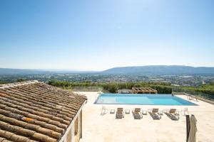 a villa with a swimming pool on top of a building at La Villa Mirau in Cavaillon