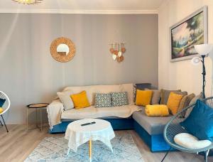 a living room with a blue couch and yellow pillows at Casa da Susy do Alvão in Vila Real