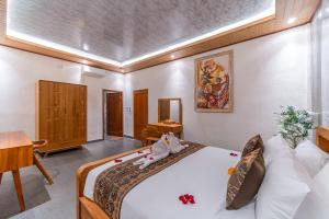 a bedroom with a large white bed in a room at Junna House Ubud in Payangan